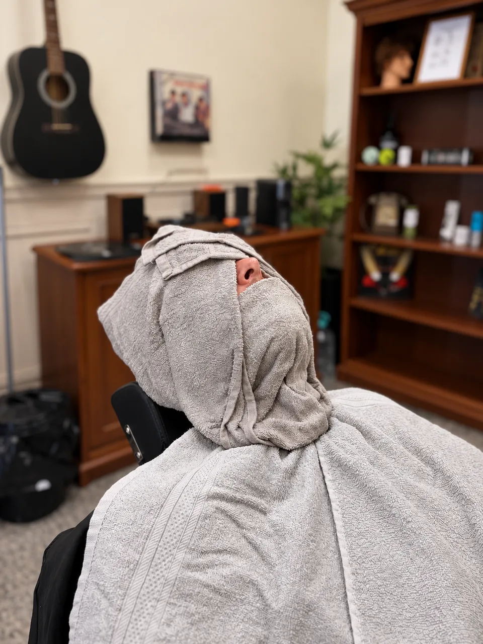 Illustrative photo: Straight razor shave with shaving foam and a towel over the eyes