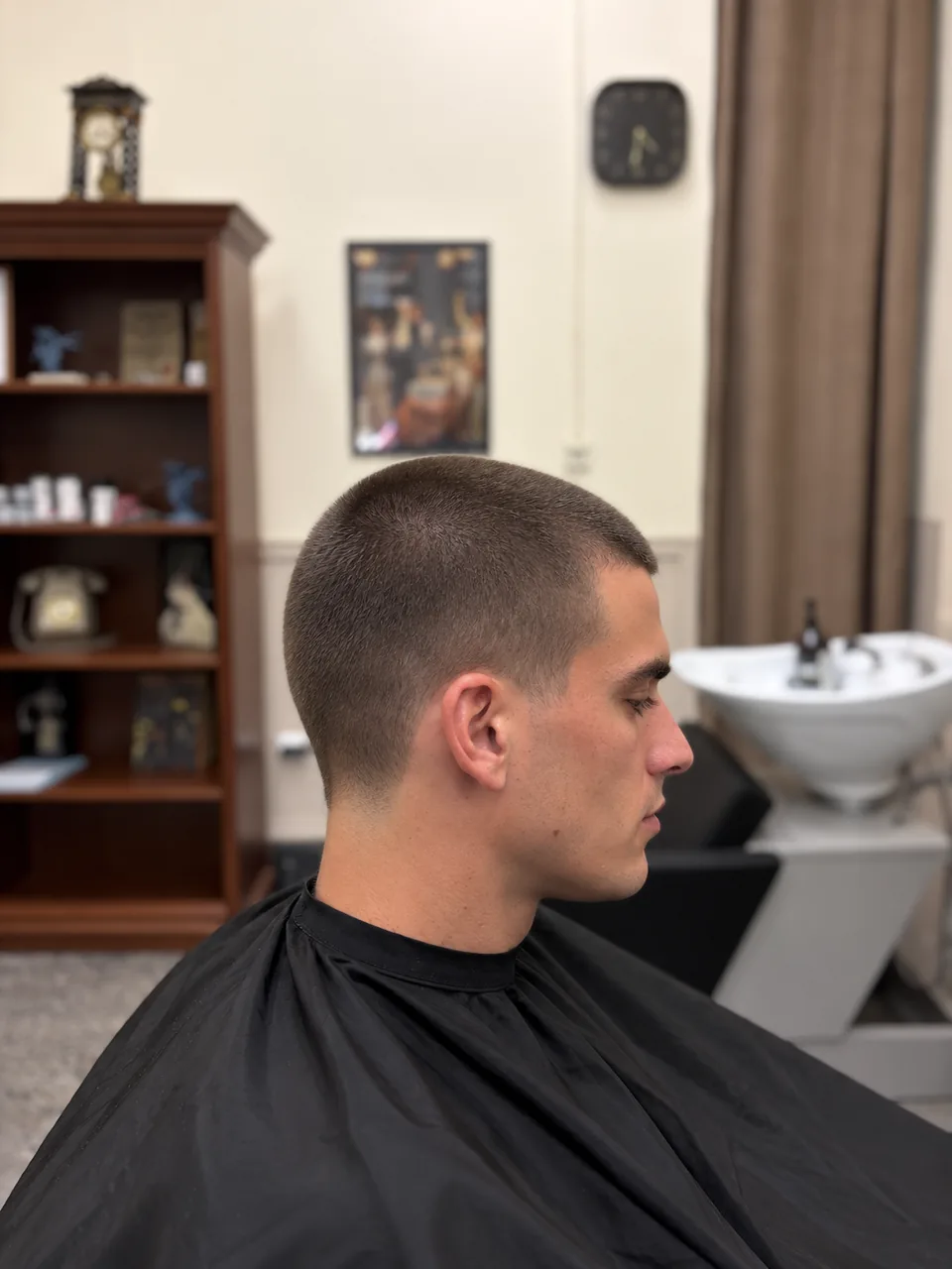 Illustrative photo: Man with an evenly cropped, very short haircut